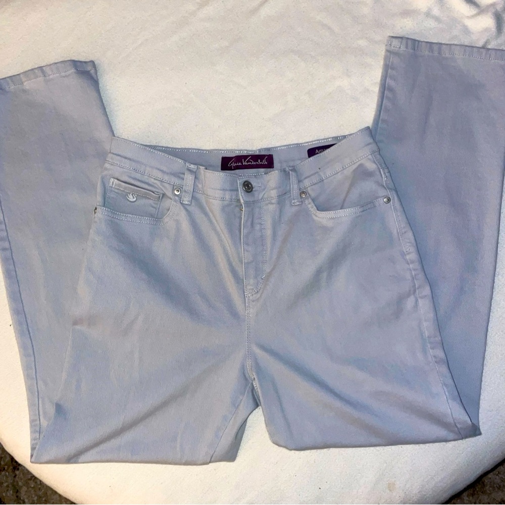Gloria Vanderbilt Women's Amanda Light Gray Straight Leg Jeans.